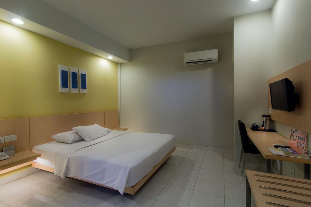 Hotel Quirin Semarang Habitación foto